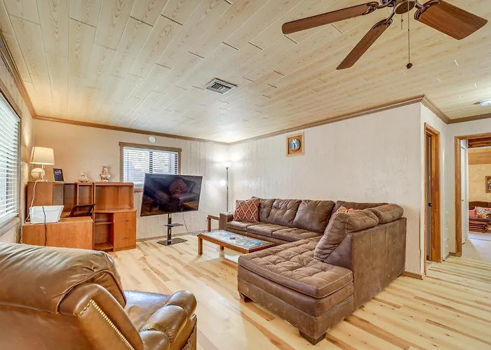 Near Scenic Trails & Parks! Retreat